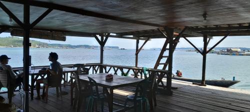 Jerowaru Haus | Ekas beach floating Homestay and resraurant