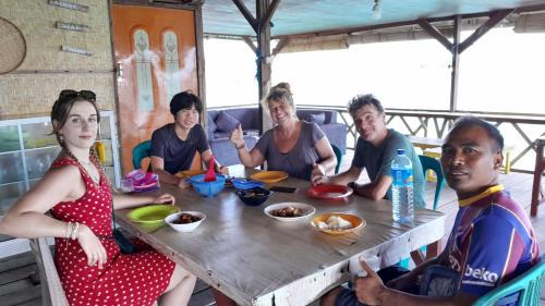 Jerowaru Haus | Ekas beach floating Homestay and resraurant