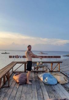 Jerowaru Haus | Ekas beach floating Homestay and resraurant