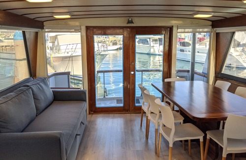 La Paz Bootsverleih | "El Don" is a 65ft Classic Hatteras luxury yacht docked in La Paz, Mexico.