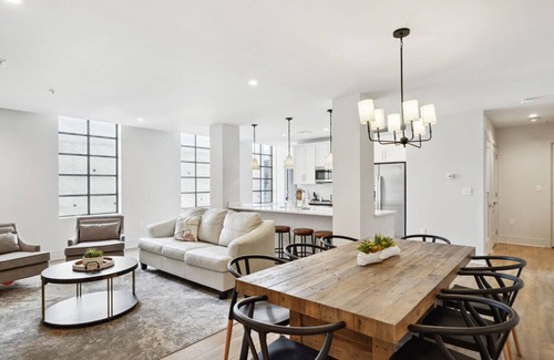 Central Business District Hotel | Elegant Downtown Unit near French Quarter & Superdome w/ rooftop pool + hot tub