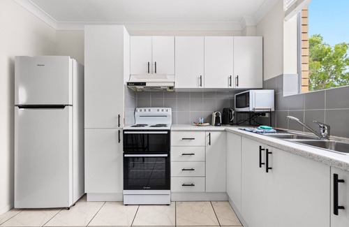Hawthorne Wohnung | Elegant 2-Bed with Balcony by Parks and Amenities