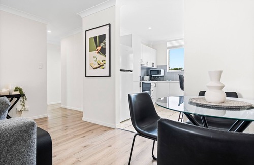 Hawthorne Wohnung | Elegant 2-Bed with Balcony by Parks and Amenities
