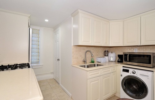 Little Italy Wohnung | Elegant 2BR/1BA Apt in the Heart of NYC!