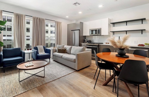 Everett Wohnung | Elegant 2BR - 2BA Oasis with Pool & Gym
