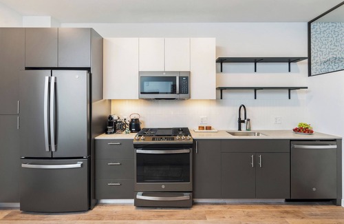 Everett Wohnung | Elegant 2BR - 2BA Oasis with Pool & Gym