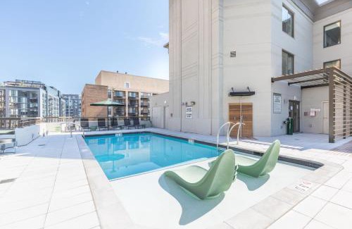 Crystal City Wohnung | Elegant 2BR Apartment Minutes From DC