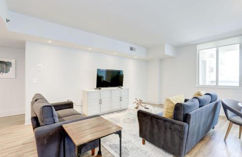 Crystal City Wohnung | Elegant 2BR Apartment Minutes From DC