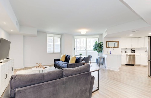 Crystal City Wohnung | Elegant 2BR Apartment Minutes From DC