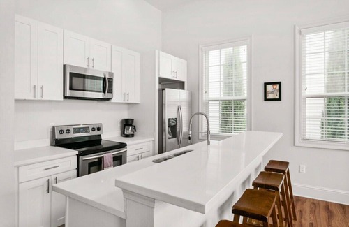 Saint Thomas Development Wohnung | Elegant 2BR | Garden District | Historic Luxury