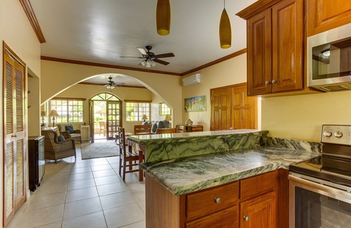 Placencia Eigentumswohnung | Elegant 2BR Villa w/ Shared Pool, Beachfront Prop.