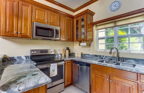 Placencia Eigentumswohnung | Elegant 2BR Villa w/ Shared Pool, Beachfront Prop.
