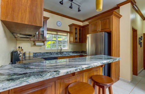 Placencia Eigentumswohnung | Elegant 2BR Villa w/ Shared Pool, Beachfront Prop.