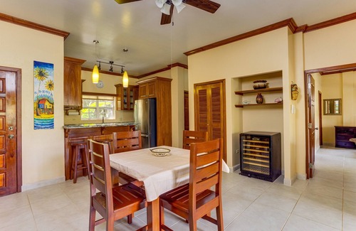 Placencia Eigentumswohnung | Elegant 2BR Villa w/ Shared Pool, Beachfront Prop.