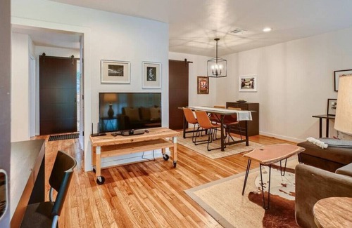 Willow Meadows/Willowbend Area Haus | Elegant 3bd w/ patio & fenced yard, Wkspace, Minutes to Stadium, Hospitals, DT