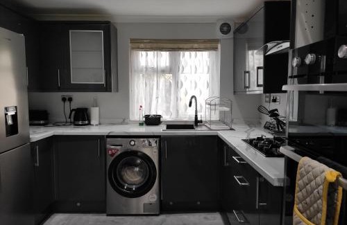 South Ockendon Haus | Elegant 3-Bedroom Home, sleeps up to 5 guest.