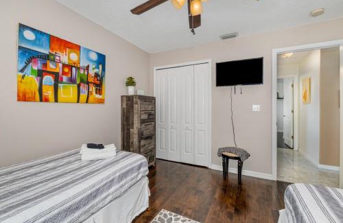 Interchange Square Wohnung | Elegant 4BR Pool Sanctuary - Ideal for Work or Play!