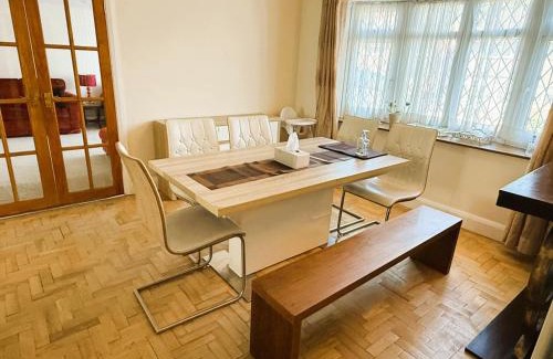 Chigwell Haus | Elegant 5BDR Executive Home Chigwell