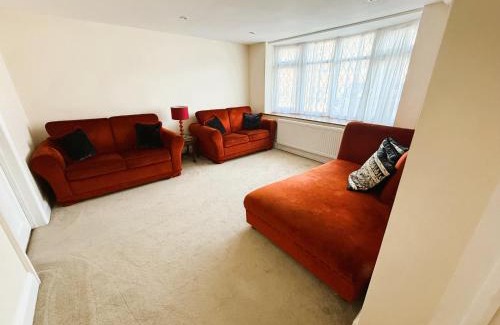 Chigwell Haus | Elegant 5BDR Executive Home Chigwell