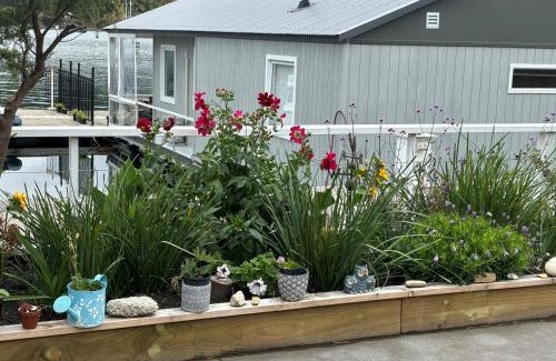 Huon Valley Bootsverleih | Elegant and scenic floating boat house