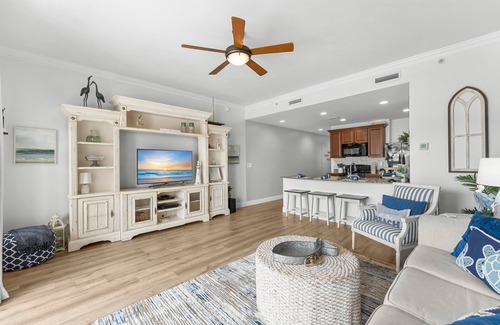 Upper Grand Lagoon Eigentumswohnung | Elegant Bayfront Condo | Massive Pool and Hot Tub