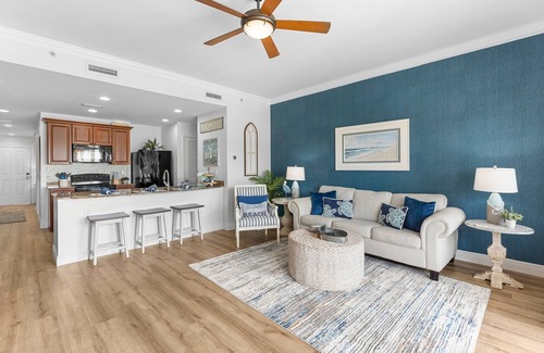 Upper Grand Lagoon Eigentumswohnung | Elegant Bayfront Condo | Massive Pool and Hot Tub