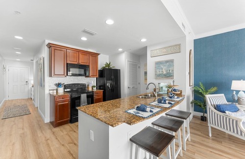 Upper Grand Lagoon Eigentumswohnung | Elegant Bayfront Condo | Massive Pool and Hot Tub