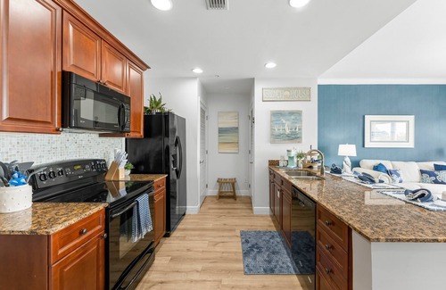 Upper Grand Lagoon Eigentumswohnung | Elegant Bayfront Condo | Massive Pool and Hot Tub