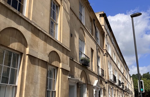 Bath Wohnung | Die elegante Georgian Maisonette im Stadtzentrum ist über die beiden besten Geschäfte verteilt