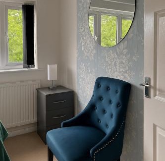 Cradley Haus | Elegant & Cozy 3 Bed End Terraced Stay