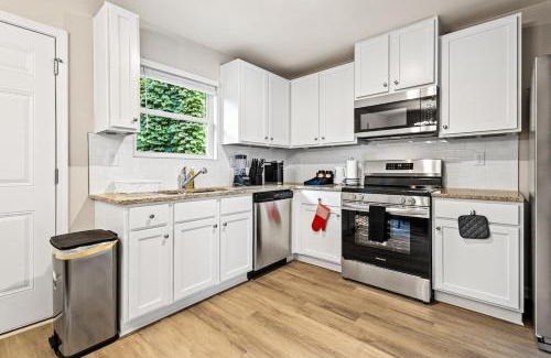 Austell Haus | Elegant Escape Near Six Flags with WiFi, AC