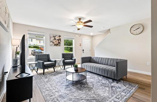 Austell Haus | Elegant Escape Near Six Flags with WiFi, AC