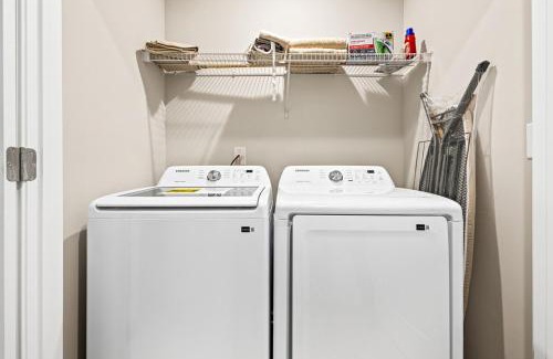 Austell Haus | Elegant Escape Near Six Flags with WiFi, AC