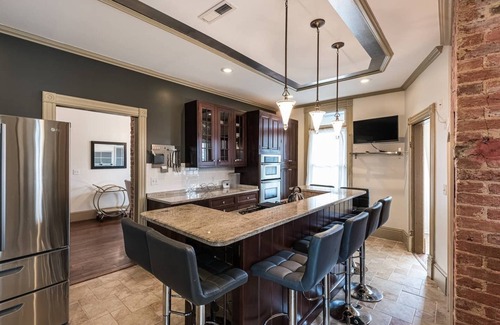 Washington Haus | Die Aussicht in DC: Elegant, Kingsize-Bett, Privatsphäre, kostenlose Parkplätze