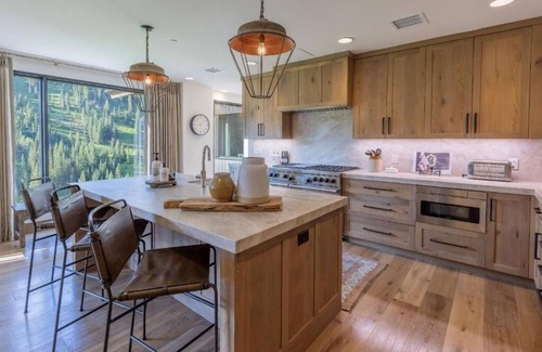 Salt Lake Mountain Resorts Hotel | Elegant Mountain Retreat with Stunning Views | Heated Pool and Prime Ski Access