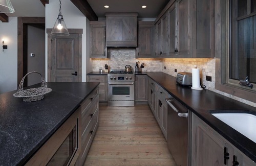 Whitefish Wohnung | Elegant Nature Retreat | Designer Home + Kitchen, Spa, Trails & Lakefront Access