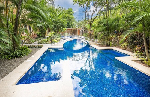 Playa Langosta Eigentumswohnung | Luxus 2 BR Eigentumswohnung, zu Fuß zum Strand!