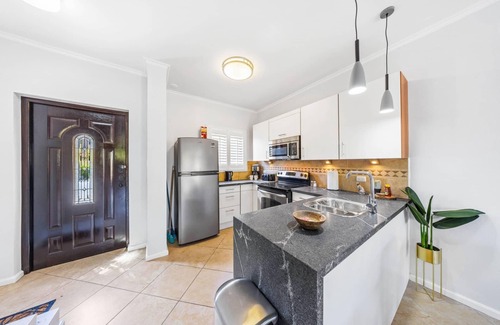 Malmok Haus | Elegant Retreat in Gated Community ~Close to Beach