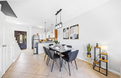 Malmok Haus | Elegant Retreat in Gated Community ~Close to Beach