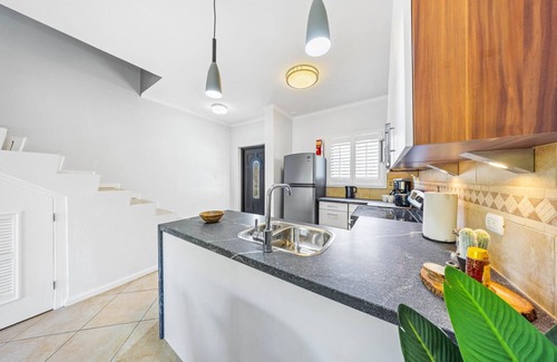 Malmok Haus | Elegant Retreat in Gated Community ~Close to Beach