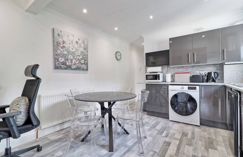 Rayleigh Wohnung | Elegant Retreat near Station, Pet-Friendly