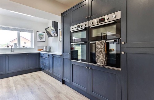 Sheffield Haus | Elegant Retreat Nook at Peak District Gateway