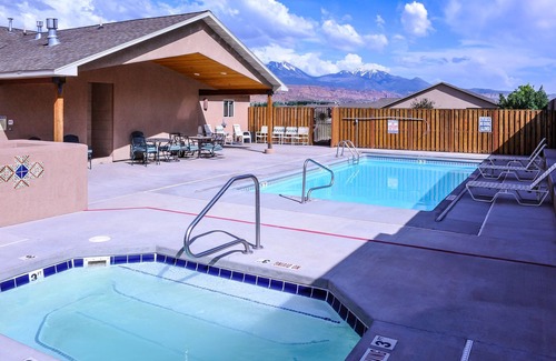 Moab South Valley Haus | The Screaming Elk: Elegant, Rustikal, Southwest Home: 3 Schlafzimmer, 2 Bäder, Garten, Pool & Spa