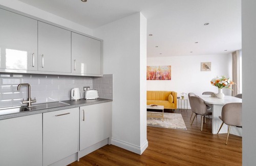 Brentwood Wohnung | Elegant, Spacious , Luxury 2 bed, apartment with Parking