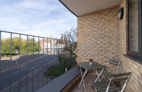 Brentwood Wohnung | Elegant, Spacious , Luxury 2 bed, apartment with Parking