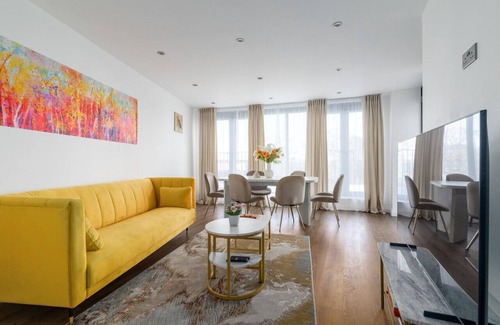 Brentwood Wohnung | Elegant, Spacious , Luxury 2 bed, apartment with Parking