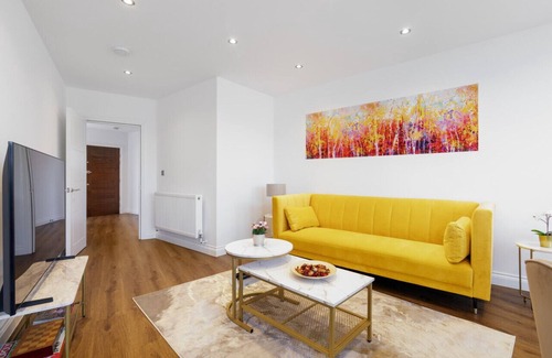 Brentwood Wohnung | Elegant, Spacious , Luxury 2 bed, apartment with Parking
