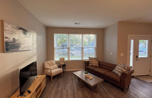 Roosevelt Haus | Elegant Townhouse near NDSU and Downtown Fargo #101