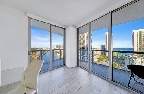 Hallandale Beach Wohnung | ★ Elegant Vacation Home in Beachwalk with Balcony Overlooking Ocean Views