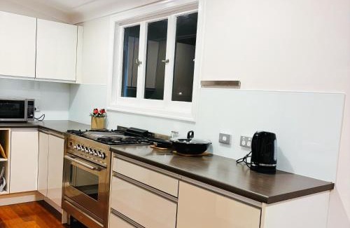 Kenmore Haus | Elegant Villa Near Shopping Mall